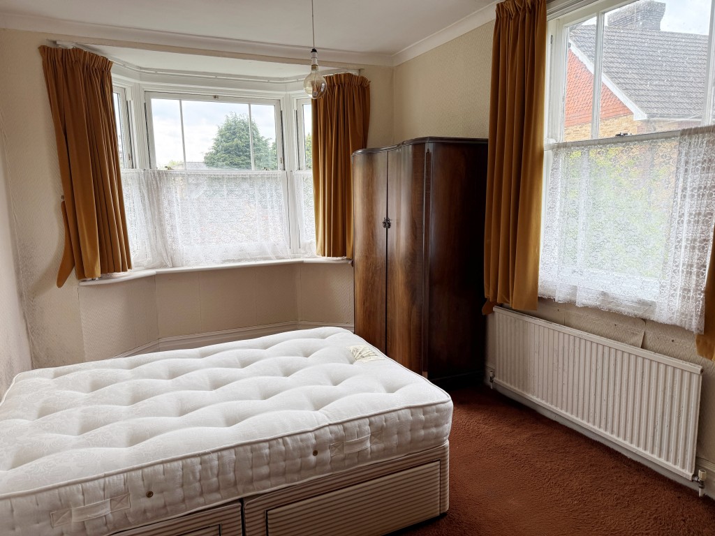 Lot: 64 - DETACHED FREEHOLD PROPERTY WITH THREE VACANT FLATS AND GARAGES - Rear first floor bedroom with window